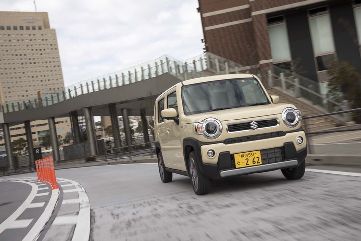 2020年1月20日に発売された新型「スズキ・ハスラー」。テスト車はモデルラインナップの中で最も高価な「ハイブリッドXターボ」の4WD車で、オプションも含めた価格は206万3765円。