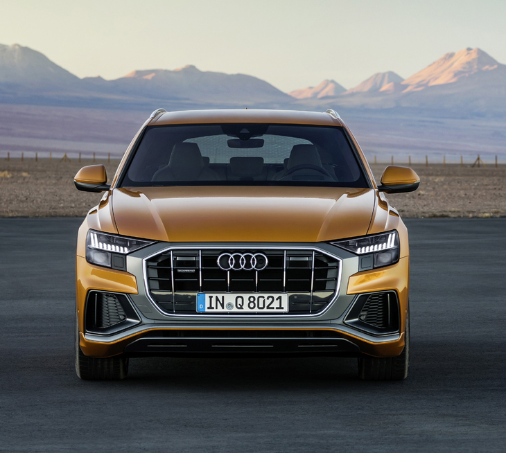 極太の枠で囲まれた八角形グリルが目を引くフロントまわり。このデザインは今後、アウディが手がけるほかのSUVにも採用されることになる。