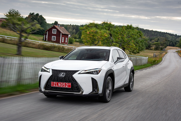 ベースモデルのほかにドライビングサポート機能を充実させた“バージョンC”、ラグジュアリーな装備をまとった“バージョンL”、スポーティーバージョンの“Fスポーツ”が用意される。