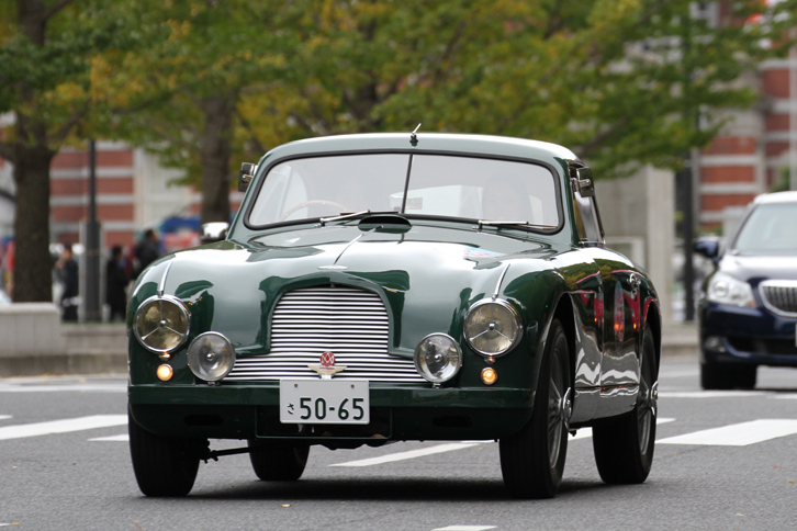 1951年「アストンマーティンDB2」。現在も使われているDB（戦後アストンの経営を握ったデヴィッド・ブラウンの頭文字）の名を冠した最初のモデル。2.6リッター直6 DOHCエンジンを搭載。