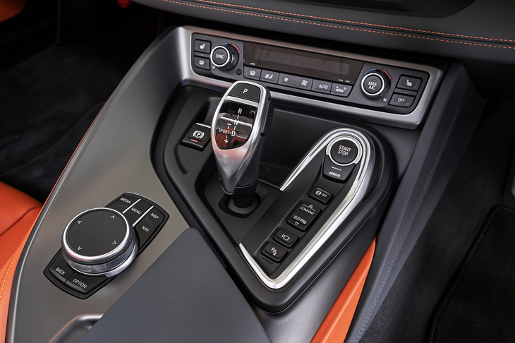 マニュアル操作が可能な、スポーツモードを備えたシフトレバー。左に倒せば、スポーツモードとなり、その際はアクセル操作に合わせ、疑似エンジンサウンドが流れる。