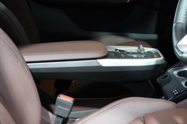 BMW iX1 xDrive30 xライン（センターアームレスト先端のスイッチ類）