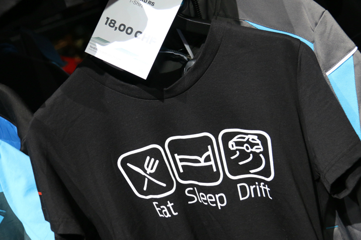食う、寝る、ドリフト。フォードのブースで販売されていたTシャツ。