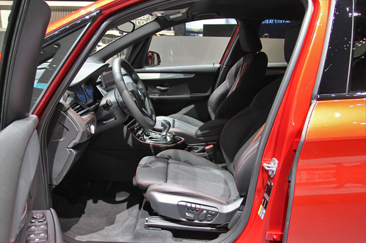 BMW 2シリーズ アクティブツアラー（フロントシート）