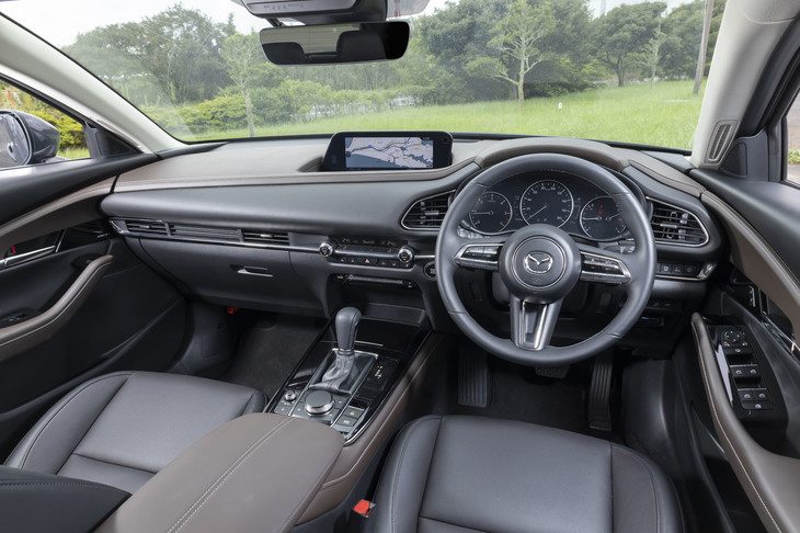 質感の高いインテリアは昨今のマツダ車に共通する美点。上級グレード「Lパッケージ」では、ステアリングヒーターに前席シートヒーター、10wayのパワーシート（運転席）と装備も充実している。