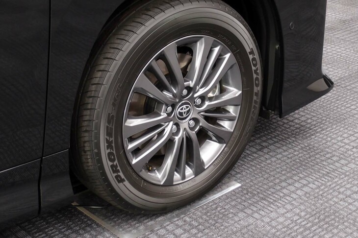 トヨタ・ヴォクシーS-G＜8人乗り／ガソリンエンジン車＞（16インチアルミホイール）