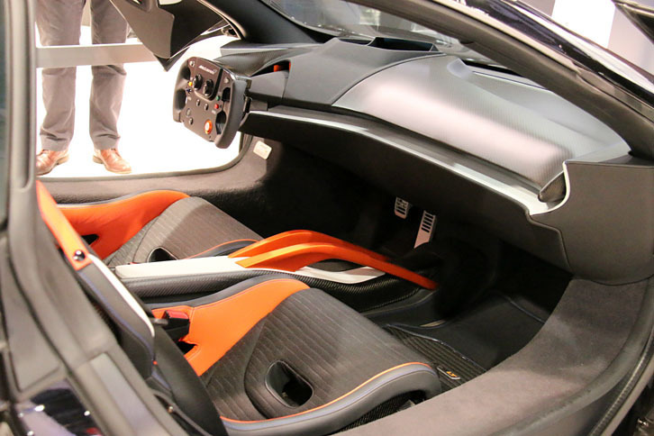 マクラーレンのオフィシャルサプライヤーであるJVCケンウッドは、「675LT」をベースにオールイン ヘッドアップ ディスプレイを装着したコックピットを公開。投影されるディスプレイは、グラフィックやロゴに至るまでマクラーレンと吟味を重ねたものという。