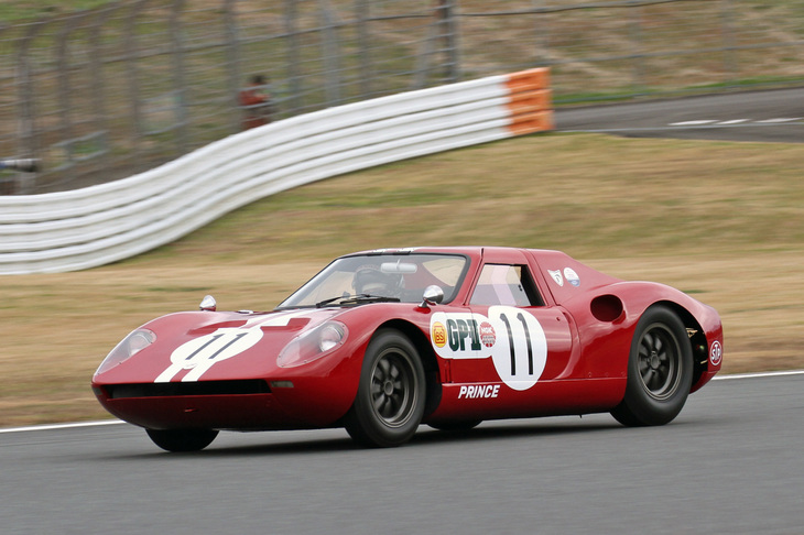 オープン間もなかったここ富士スピードウェイで1966年に開かれた第3回日本グランプリで砂子義一がドライブ、ドイツから急きょ空輸され参戦した「ポルシェ・カレラ6（906）」を下して総合優勝した「プリンスR380A-I」。「スカイライン2000GT-R」のS20型のベースとなった、2リッター直6 DOHC 24バルブのGR8型エンジンを搭載。