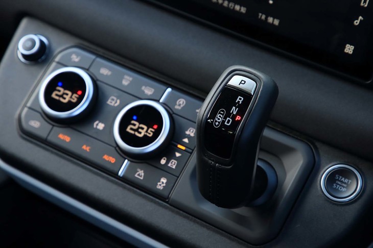 レバー式シフトセレクターの左側に車高調整やローレンジへの切り替えスイッチなどが並ぶ。