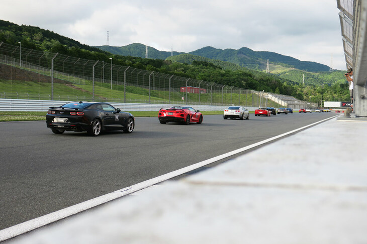 あまりに長い車列に、司会のサッシャ氏も「これ、上空から見たら富士スピードウェイのかたちにシボレーが渋滞しているんでしょうね（笑）」とのことだった。