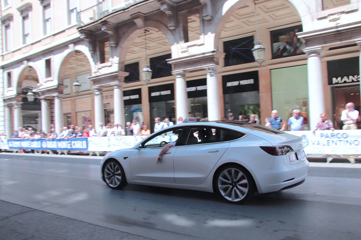 同じパレードには「テスラ・モデル3」のタクシーも参加した。