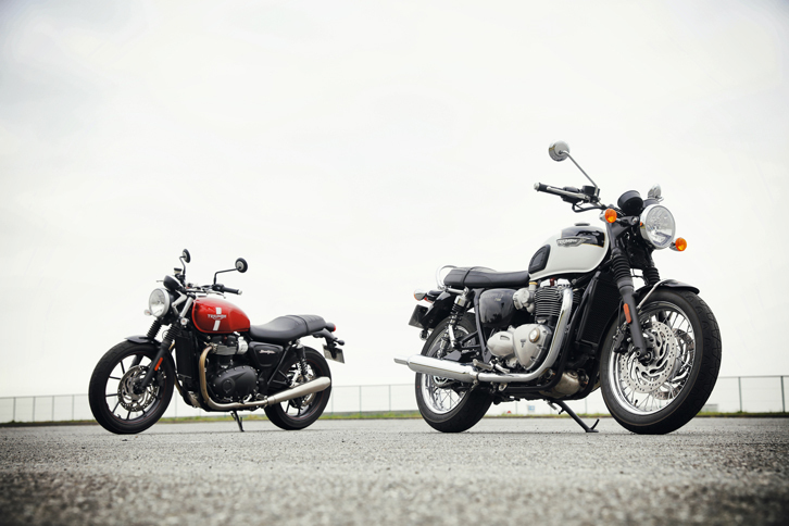 「トライアンフ・ボンネビルT120」（手前）と「ストリートツイン」（奥）。
