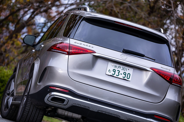 リアコンビネーションランプには、最新のメルセデスSUVに共通するブロックデザインが用いられている。