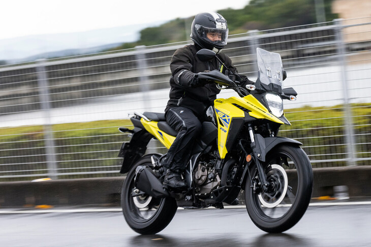 路面追従性を高めるべく、フロントの正立フォークには120mmのストローク量を確保。リアサスペンションはスイングアーム式で、ショックユニットには7段階のプリロード調整機構が備わる。