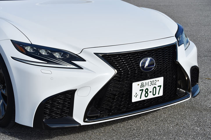 アグレッシブな表情を見せるフロントまわり。特徴的なデザインの「3眼LEDヘッドランプ」は「LS」全車に標準装備される。