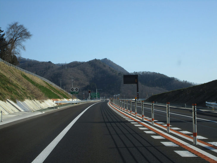 センターラインにガードロープが設置された区間（かみのやま温泉付近）。将来的に4車線に拡幅する前提で造られた暫定2車線であるため、正規の中央分離帯がない。