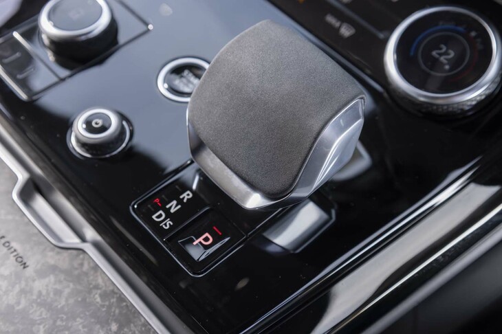 変速機は8段のトルコン式AT。「ローンチエディション」では副変速機が標準装備となる。