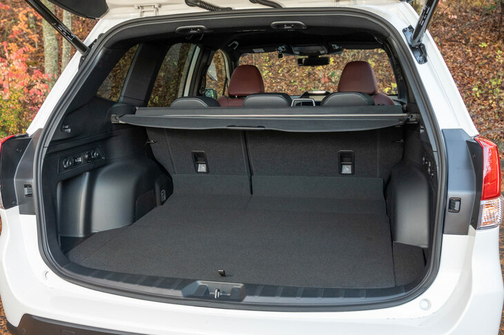 荷室容量はVDA計測で520リッター。荷室高は884mm、フロア幅は1100～1585mm、フロア長は5人乗車時で908mm、後席格納時で最長1856mmとなっている。（写真：向後一宏）