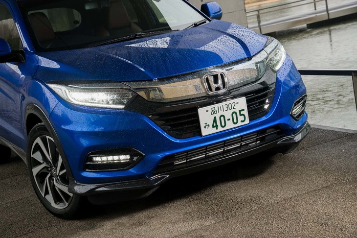 フロントまわりでは、ヘッドライトガーニッシュをブラックに、ロアバンパーをグレーメタリックにそれぞれ変更している。