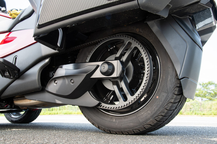 リアサスペンションは二輪でおなじみのスイングアーム式。ダンパーユニットは前後ともにザックス製で、リアにはプリロードの調整機構が備わる。