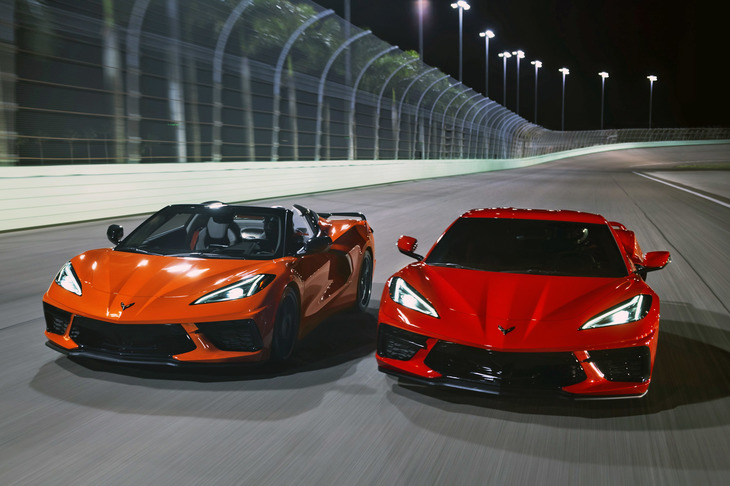 「コルベット クーペ」（右）と「コルベット コンバーチブル」（左）。