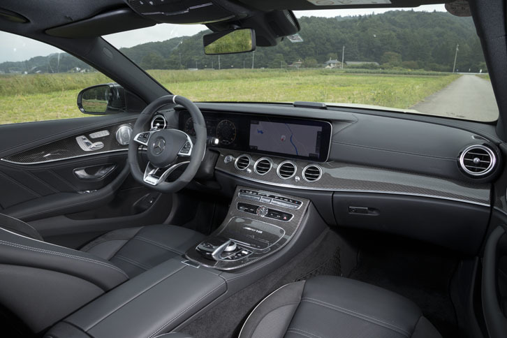 ブラックの色調で統一されたインテリア。ほかに、ナッツブラウン（茶系）やマキアートベージュ（白系）といったインテリアカラーも用意される。