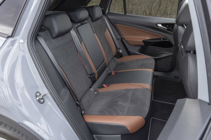 2770mmというロングホイールベースによって後席の足元は広々としている。床下にはバッテリーが敷き詰められているが、着座姿勢も自然だ。