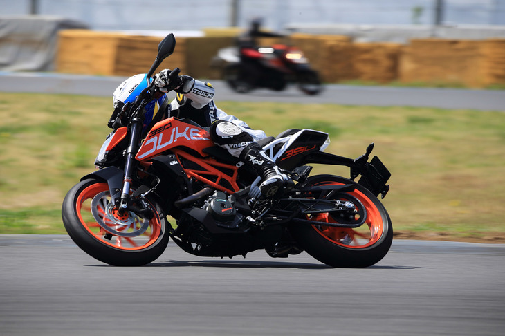 筑波サーキットのコース1000（ショートコース）を走る「390デューク」。重心付近に重量物を集めて配置することで、高い運動性能を実現している。