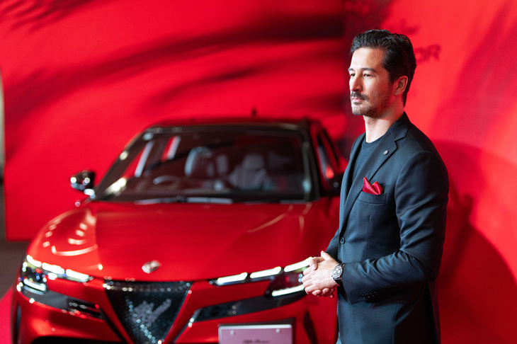 「ジュニア」の日本導入イベントで、デザインのポイントを紹介するアルファ・ロメオチェントロスティーレのチーフエクステリアデザイナー、ボブ・ロムケス氏。