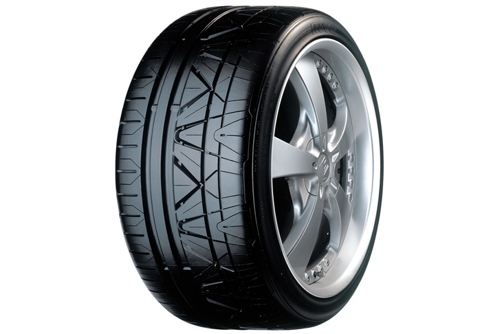 次に「バイパー」に装着予定の「ニットー・インヴォ」。グリップ力の強さと静粛性・快適性の高さを同時にうたう、日欧のメーカーではあまり見かけないタイプのタイヤだ。345/30R19サイズは日本ではカタログ落ちしているが、海外では今も健在。