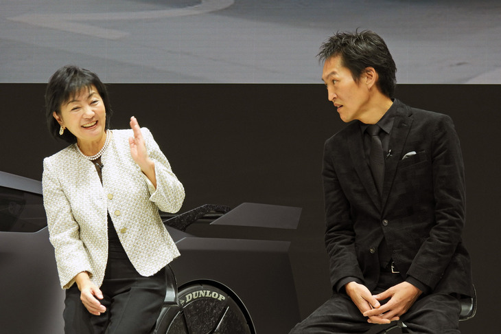 伊藤かずえさんの「オーテックに『シーマ』をレストアしてもらった」という話に、千原ジュニアさんが「じゃあ次は、僕の『セドリック』もぜひ！」と星野朝子副社長に迫る！