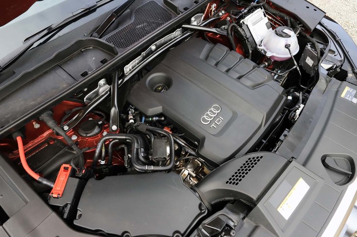 フロントフード下には2リッター直4ディーゼルターボエンジンが縦置きされる。最高出力は190psで、最大トルクは400Nm。