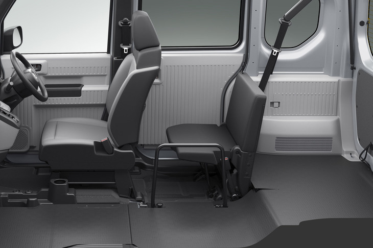 運転席と右側後席の2座のみのタンデム仕様となる「L2」グレード。左側の2座を省いた大空間と、ピラーレスの大開口部による荷物を出し入れのしやすさが特徴と紹介される。