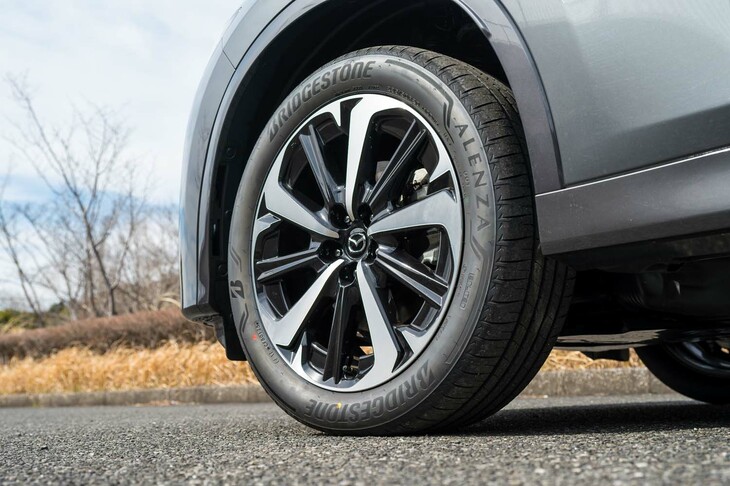 「CX-60」では広範なグレードに235/50R20サイズの大径タイヤを採用。「エクスクルーシブモダン」と「プレミアムモダン」には、切削加工とブラックメタリック塗装を組み合わせたツートンのアルミホイールが装着される。