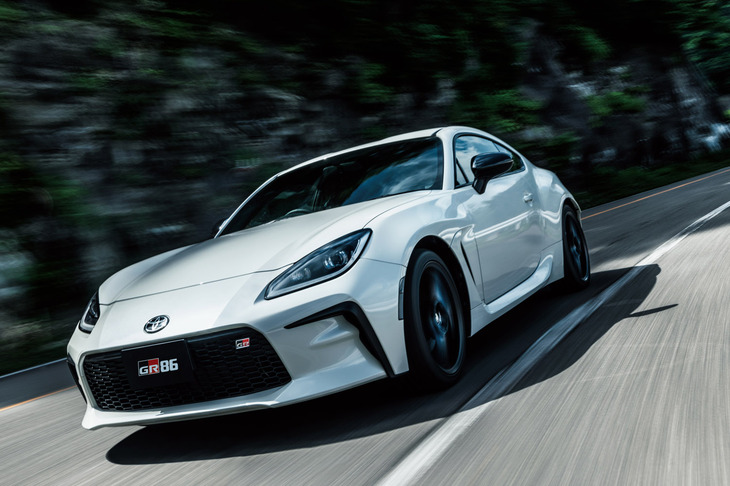 先行デビューした兄弟車の2代目「スバルBRZ」に遅れること3カ月、2021年10月にトヨタの「GR86」が発売された。トヨタはBRZとは異なる走りの味を追求し、「ドライバーの意のままに操れる“手の内感”」「限界域でのリニアな応答、キビキビした走り」といった“GRらしい走りの味”を持たせることに注力したという。