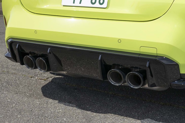 巨大なディフューザーに囲まれた4本出しのマフラーエンド。排気音量は内部の可変バルブによって大きくも小さくもできる。