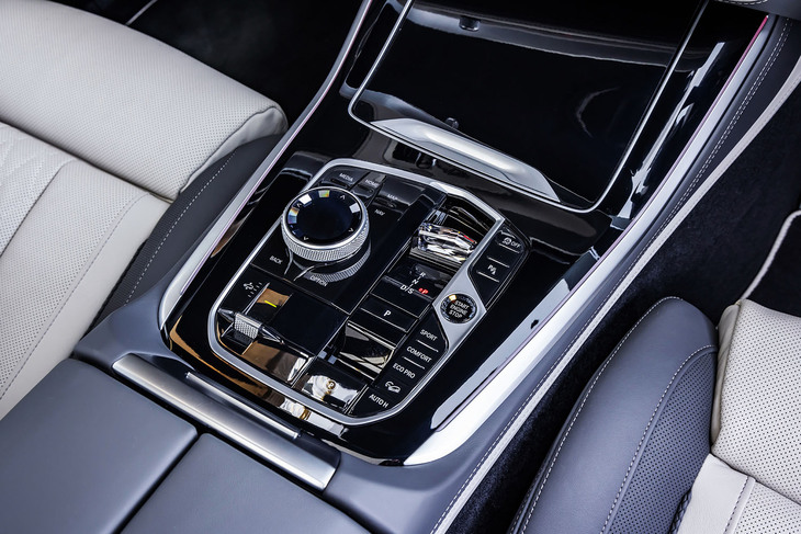 「X5 Mコンペティション」が従来型と同様のレバー式シフトセレクターであるのに対して、「M60i xDrive」では他の「X5」と同じく小さなツマミ式のシフトレバーを採用する。