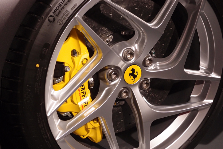 フェラーリ812スーパーファスト（フロントホイールおよびブレーキキャリパー）