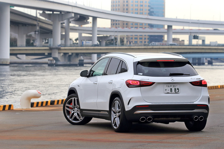 専用デザインのバンパーやグリル、大径のホイールなどを除くと、外装における標準モデルとの違いは少なめ。怒涛（どとう）のパフォーマンスに対して控えめな意匠も、AMGモデルの魅力だ。