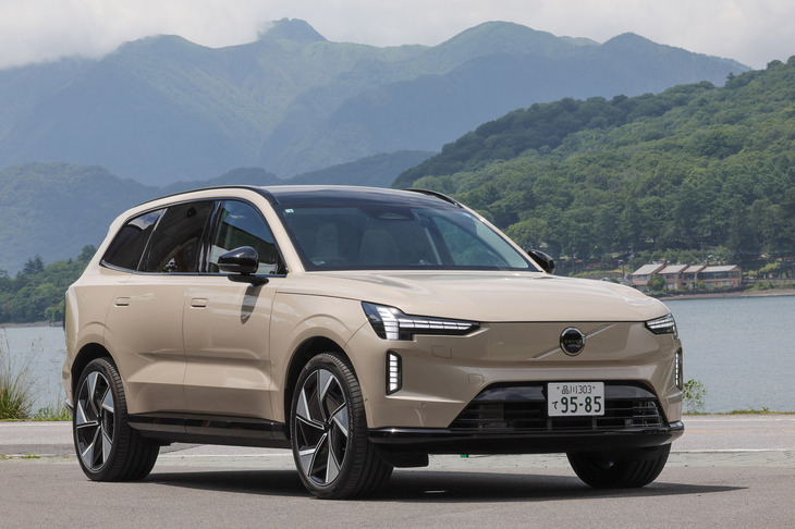 2026年7月8日に日本導入がアナウンスされたボルボの新型電動SUV「EX90」。「ボルボの完全な電動化に向けての方向性を示すフラッグシップモデル」（当時）として、2022年11月にグローバルデビューした。