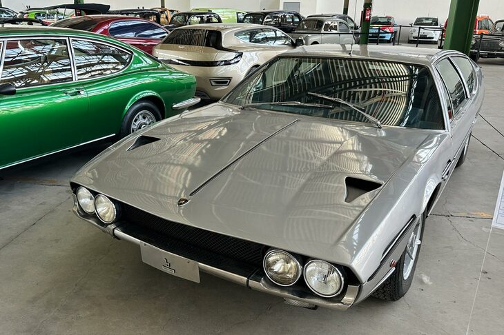 「ランボルギーニ・エスパーダ」1970年量産。1967年のコンセプトカー「マルツァル」からインスピレーションを得た量産型。展示車はシリーズ2で、内外ともに細部がより現実的にモディファイされている。