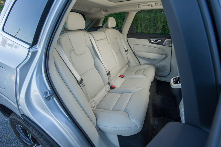 リアシートについては、空間的なゆとりはもちろん、4ゾーンエアコンやシートヒーターの採用により、高い快適性を実現。乗員がいないときは、ドライバーの後方視界をさまたげないようヘッドレストを倒すことができる。