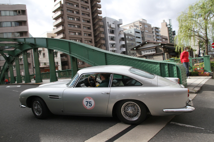 2台の「Eタイプ」に続いて柳橋を渡ろうという1965年「アストンマーティンDB5」。