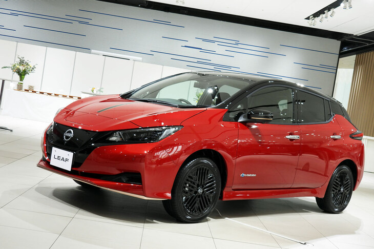 会場には、2023年12月14日に発表されたばかりの日産の90周年記念モデル「90th Anniversary」も展示されていた。こちらは「リーフ90th Anniversary」。