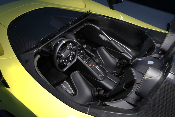 インテリアはカーボンモノコックボディーの形状をそのまま活用してダッシュボードやシートといった造作物を組み付けてある。ステアリングホイールはまるでレーシングカーのよう。