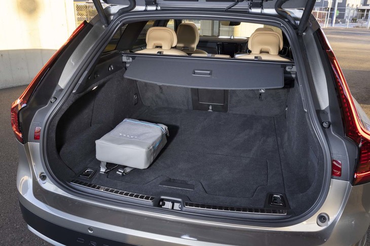 荷室容量は560～1526リッター。グレーのかばんは非常食や使い捨てカイロ、ブルーシート、折り畳み式バケツなどが詰まったディーラーオプションの「ボルボ防災バッグ」。