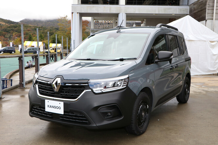 グレーの専用色をまとった限定車「ヴァリエテ」。その発売記念として、米国のシューズブランド「Danner」とコラボしたオリジナルブーツや「Danner」のロゴ入りシートカバーも販売されるという。