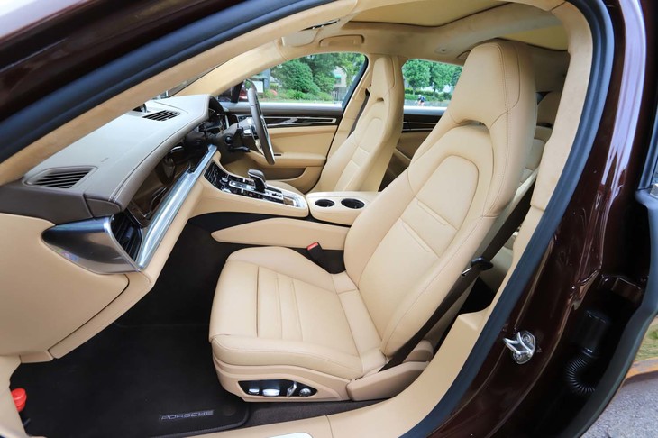 フロントにはセダンと同じヘッドレスト一体型のスポーツシートが標準装備される。