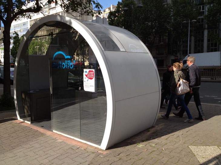 「オトリブ」の無人登録ステーション。2012年5月時点では、まだきれいだったが、その後は荒れていった。