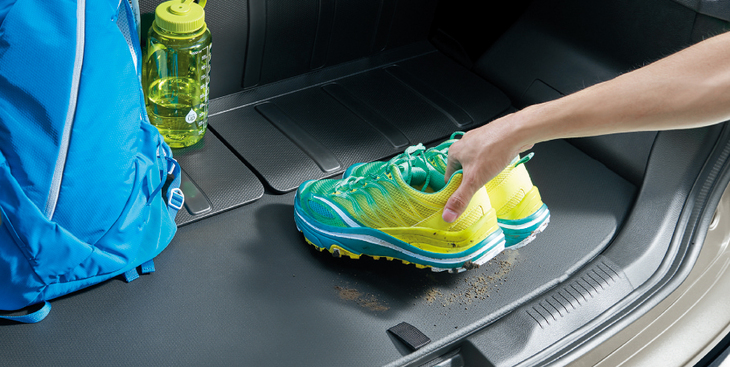 荷室には、汚れを拭き取りやすい防汚素材が採用されている。